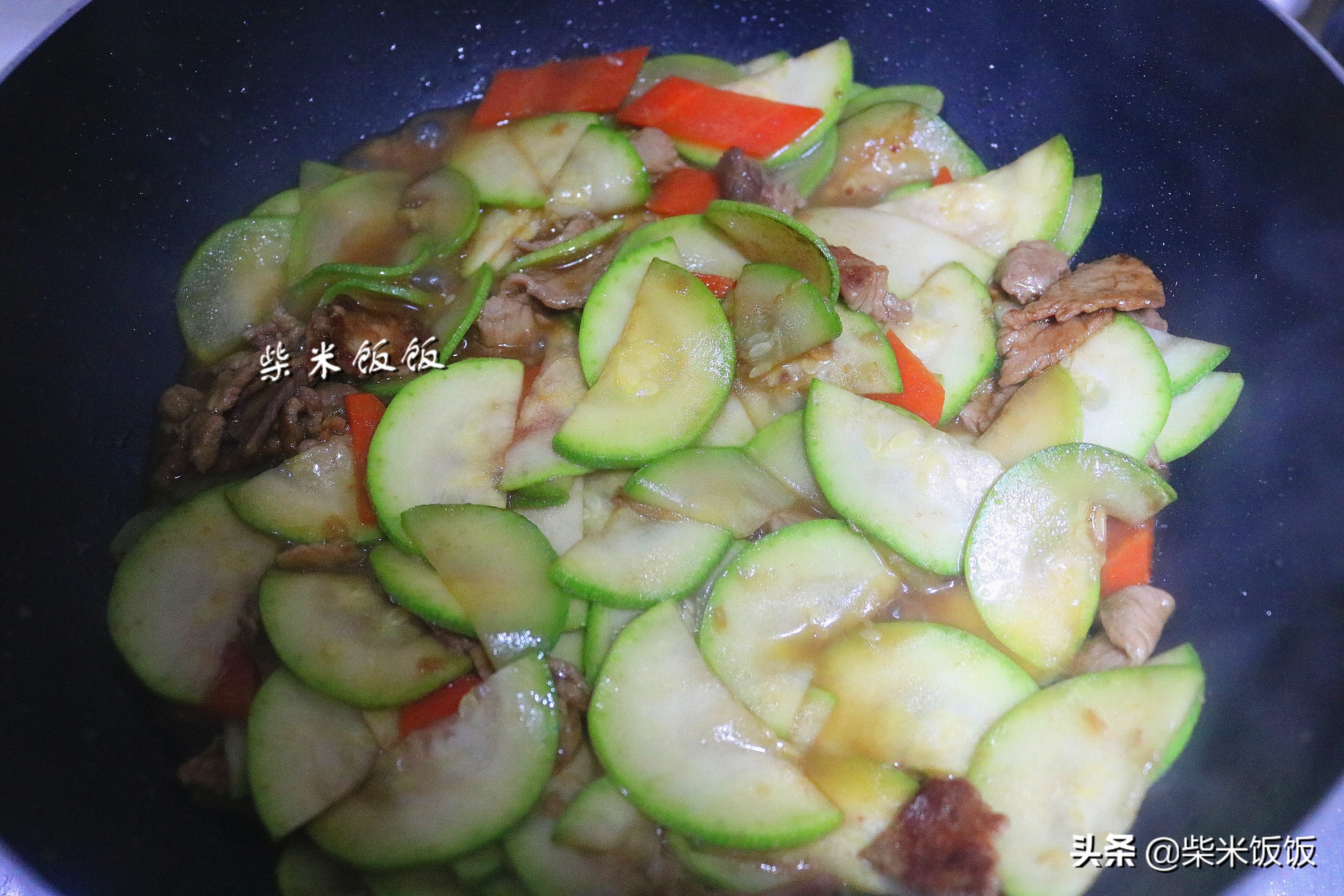 天越冷，我家越爱吃这菜，炒一炒，鲜嫩又多汁，总也吃不厌