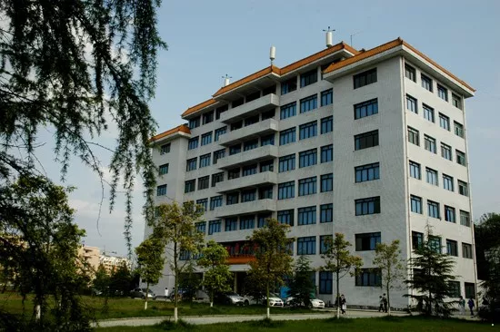 诞生于千年绸都，还是省级示范高校，这所大学占地1400余亩