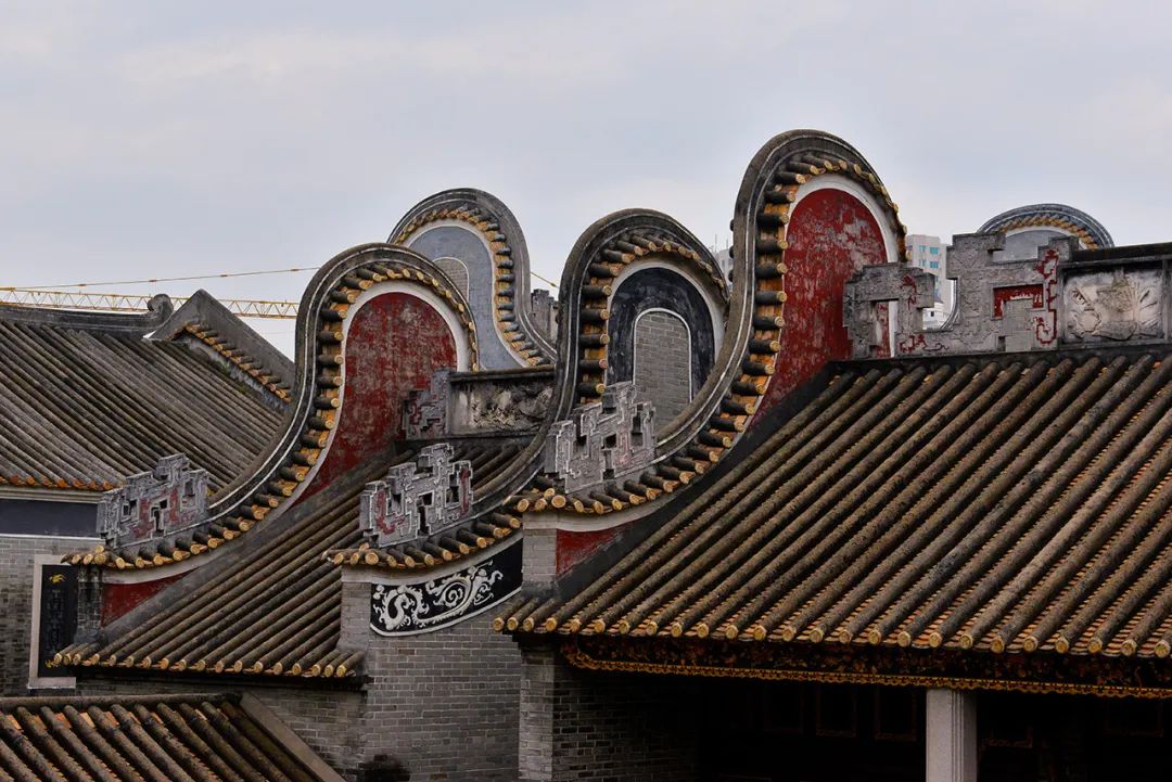 全国唯一一个拥有三个车牌的城市，富豪遍地