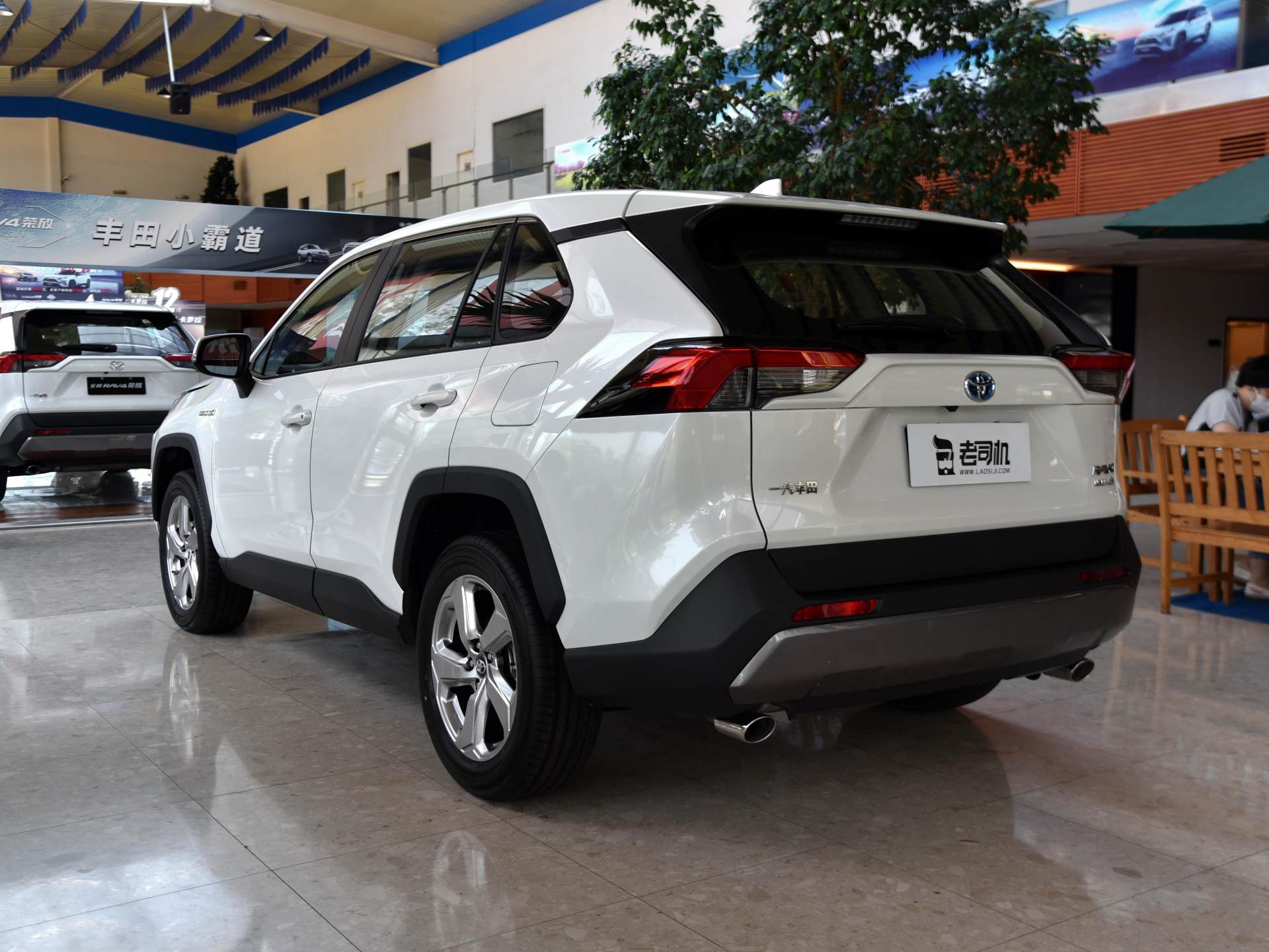 suv一样很省油,够安全而且还是丰田混动,带你看rav4荣放