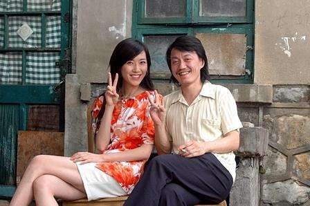 而雪村饰演的刘建军,喜欢上一家音乐茶座的服务员沈红.