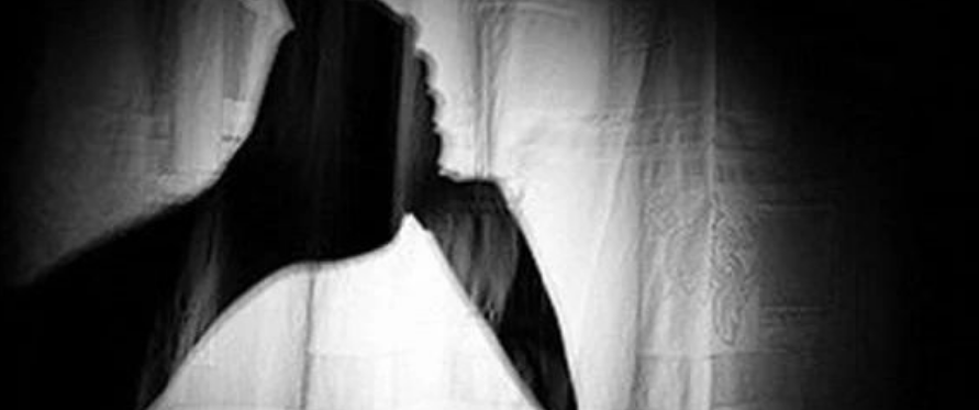 “你背叛了我们的友谊！”收到短信后法官被刺