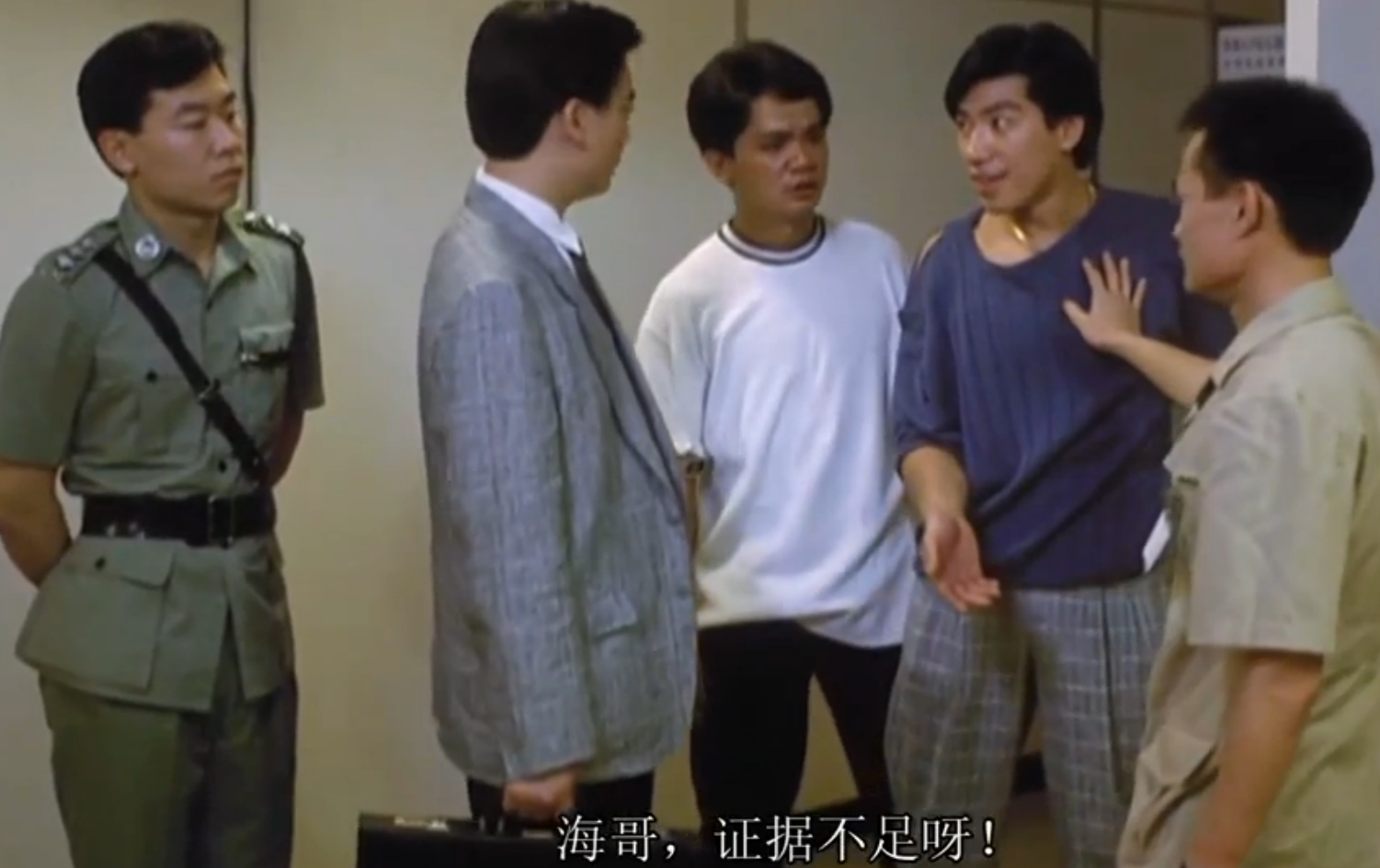 在这部1988年的老电影中，袁洁莹演女学生，林正英演警察