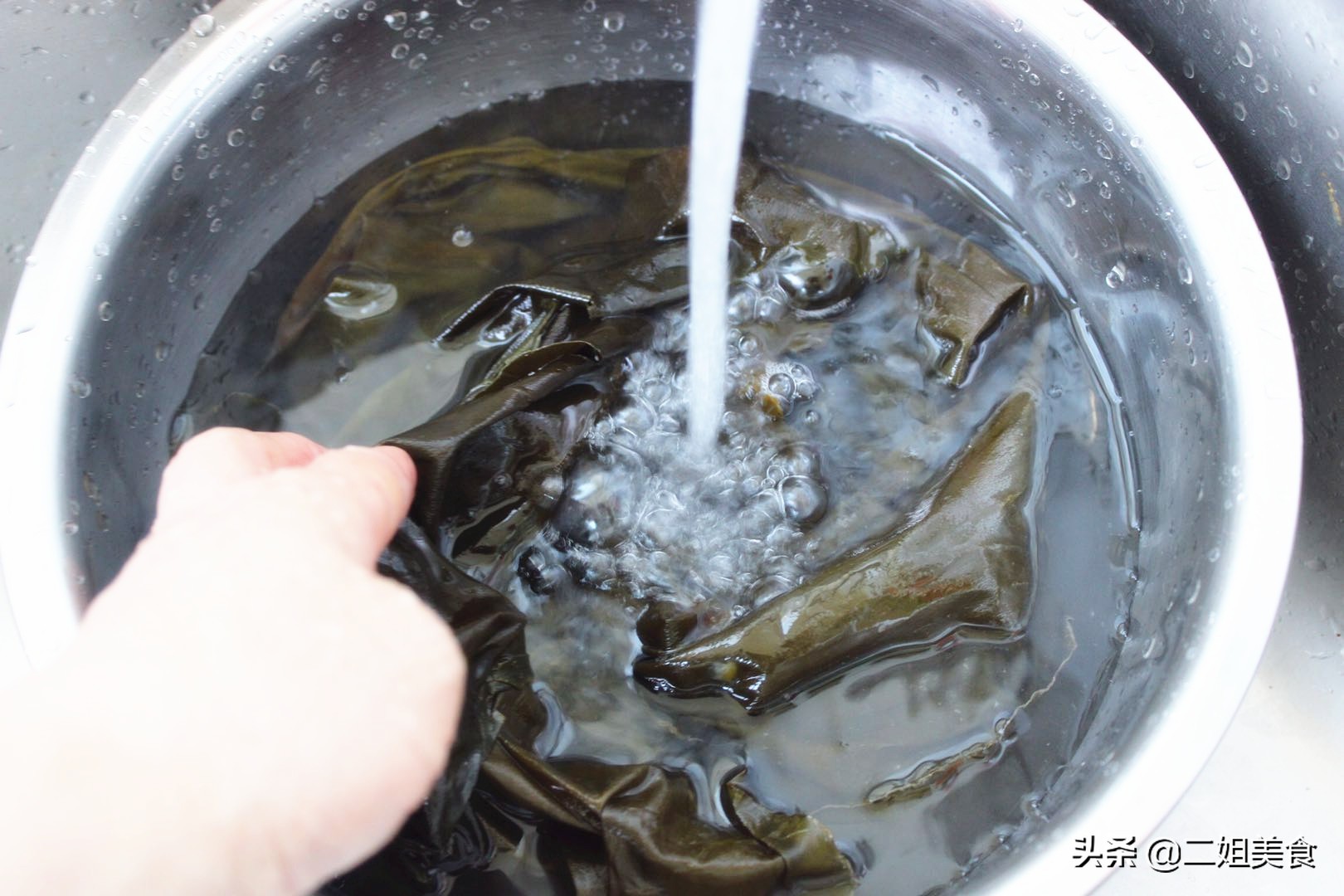 泡发海带，用冷水还是热水？教您一招，十分钟泡发，软乎没硬块
