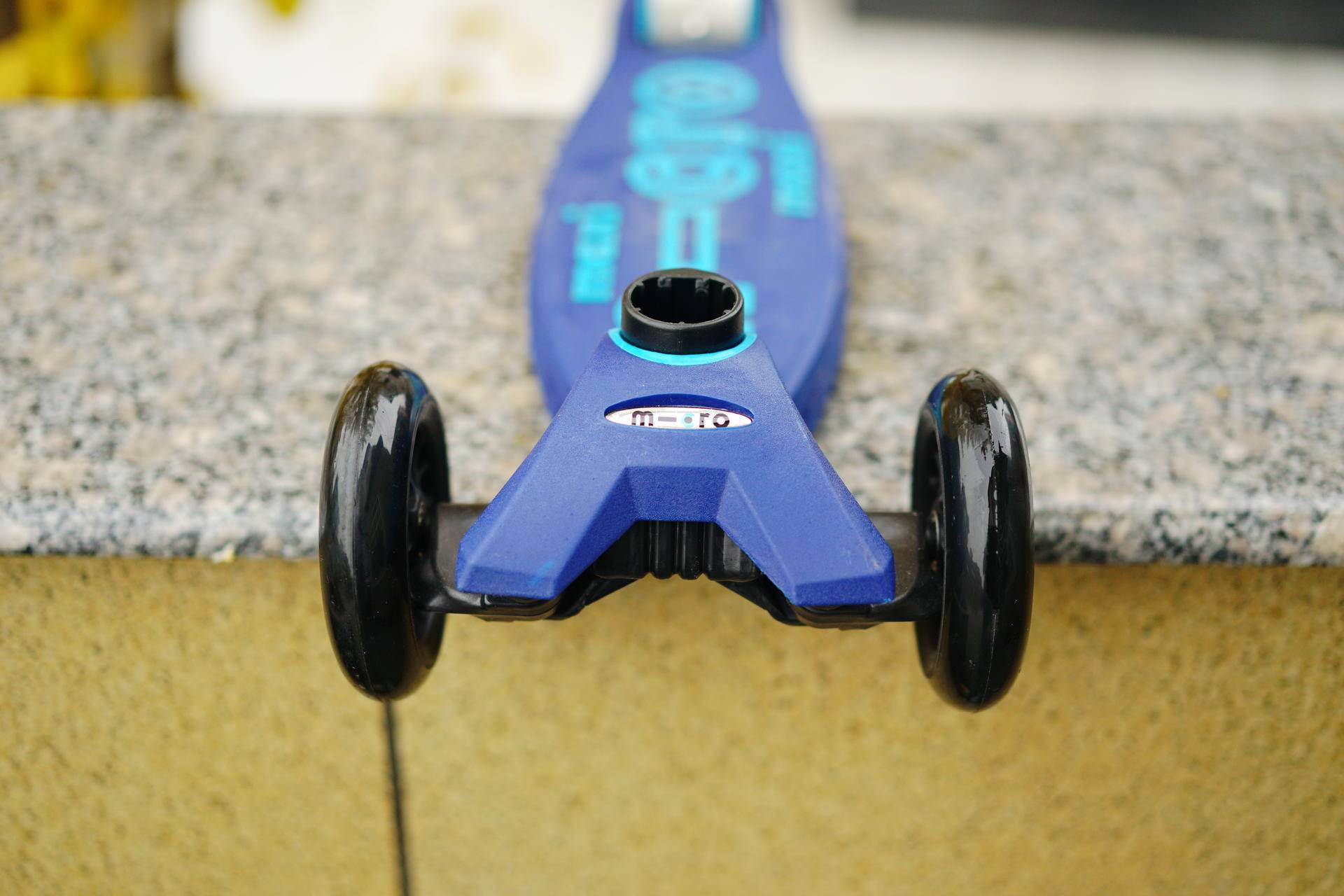 迷嬉豪华版滑板车组成,先看下滑板车的整体情况,采用了四个轮子的设计