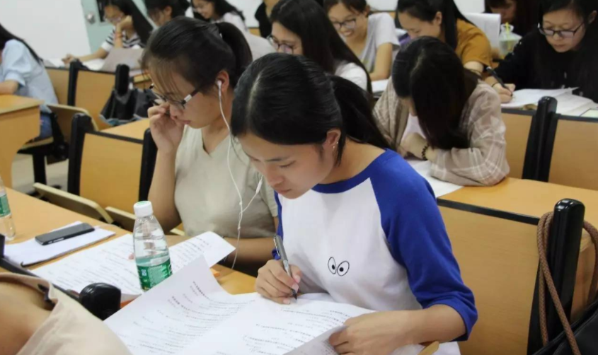 校园真实生活状态曝光，贫富差距太大，大学生生活费给多少才合理