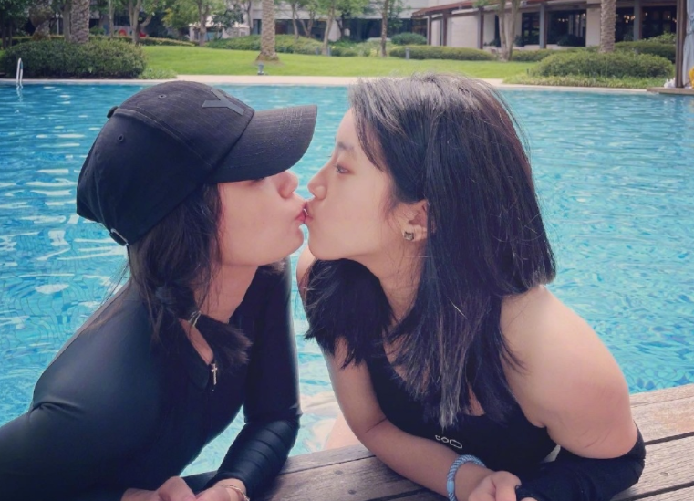 贾静雯晒三个女儿，咘咘最美，波妞女汉子，16岁梧桐妹打扮显成熟