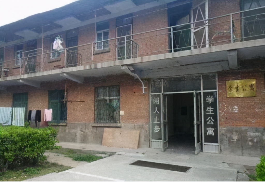 大学住集体宿舍很压抑（大学最差宿舍）