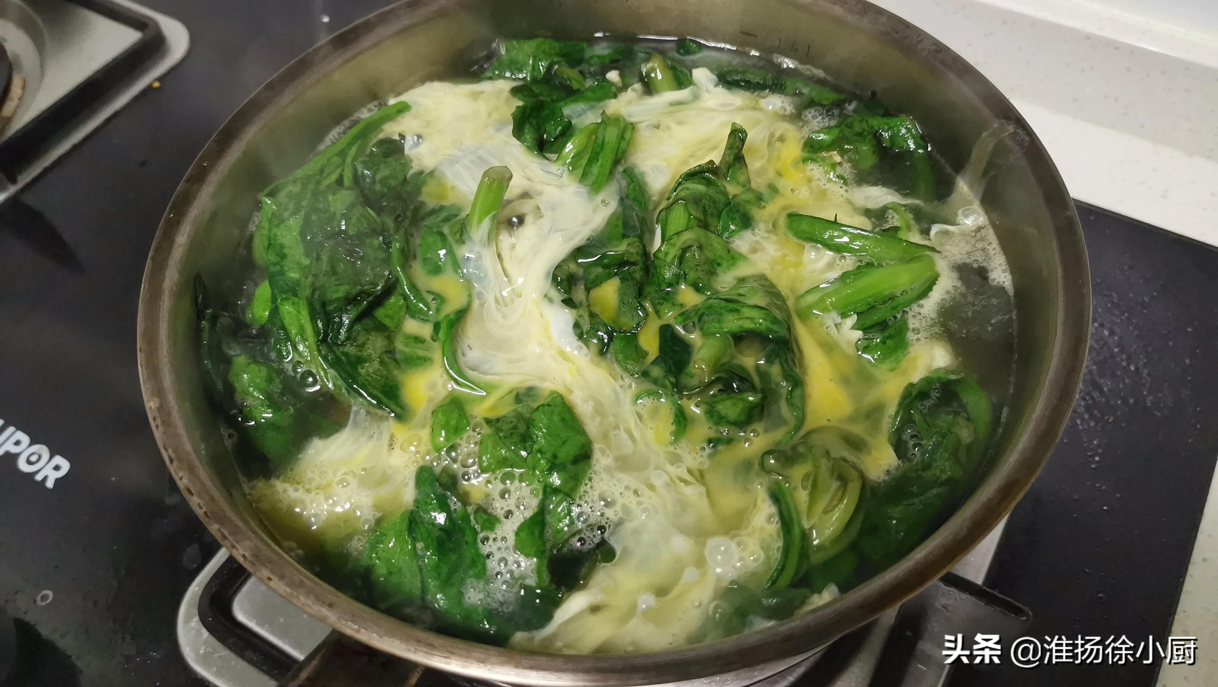 下班十分钟就可以做出一小锅素汤:茼蒿鸡蛋汤,制作简单还暖胃