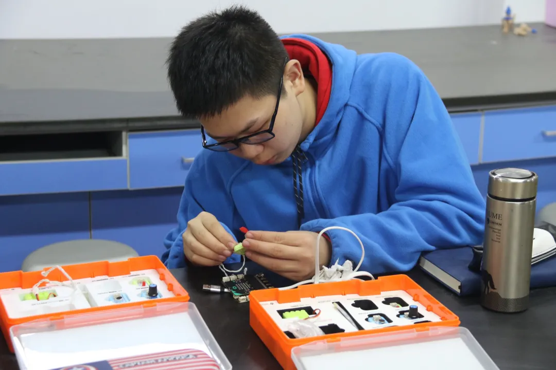 鄭州中學(xué)初中部校本課程開設(shè)側(cè)記(圖6) 鄭州中學(xué)初中部校本課程開設(shè)側(cè)記(圖6)