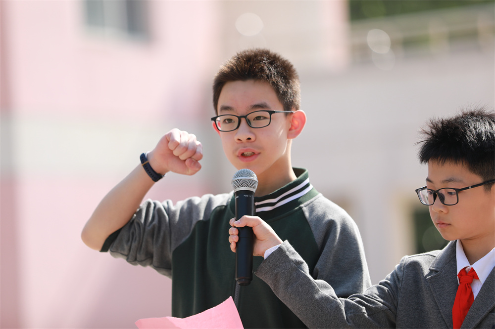 季浩宇,张子君三位同学写的三句半结束此文,祝此届红船主题运动会圆满