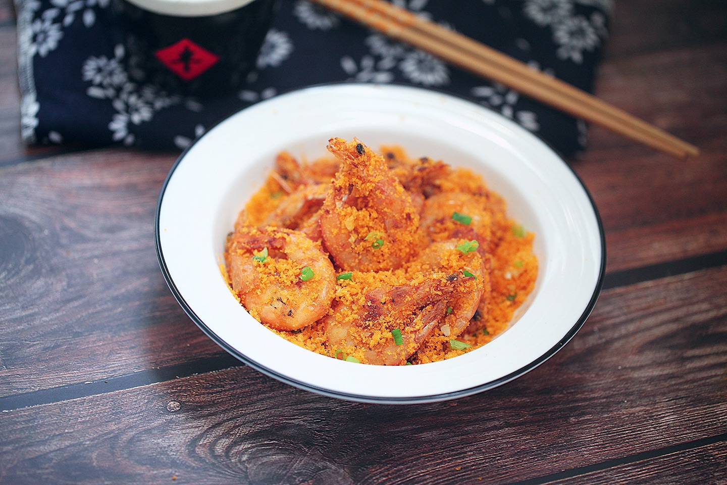 经典粤菜避风塘炒虾的家常做法,大虾遇到面包糠,味道真赞