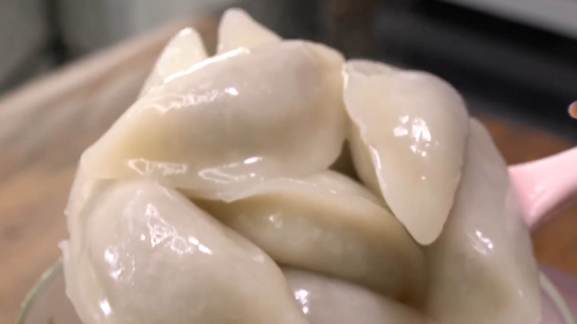 口感独一无二的水晶饺，外皮Q弹内馅鲜嫩，花钱都买不到