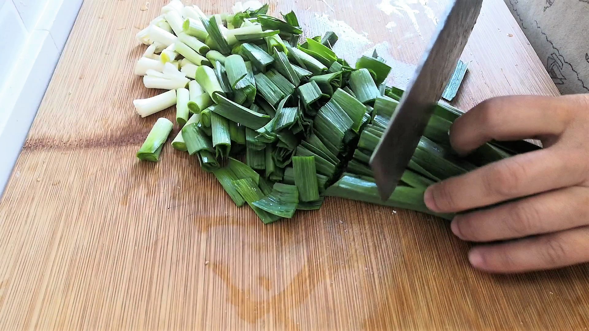 大蒜炒腊肉（手把手教你做出鲜香爽脆超下饭的大蒜炒肉）