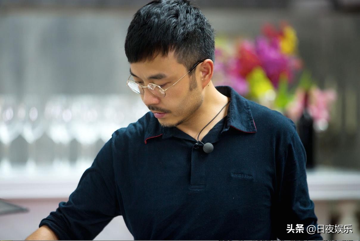 7位当众下跪的明星：有人为了感谢，有人为了献媚，有人为了爱情