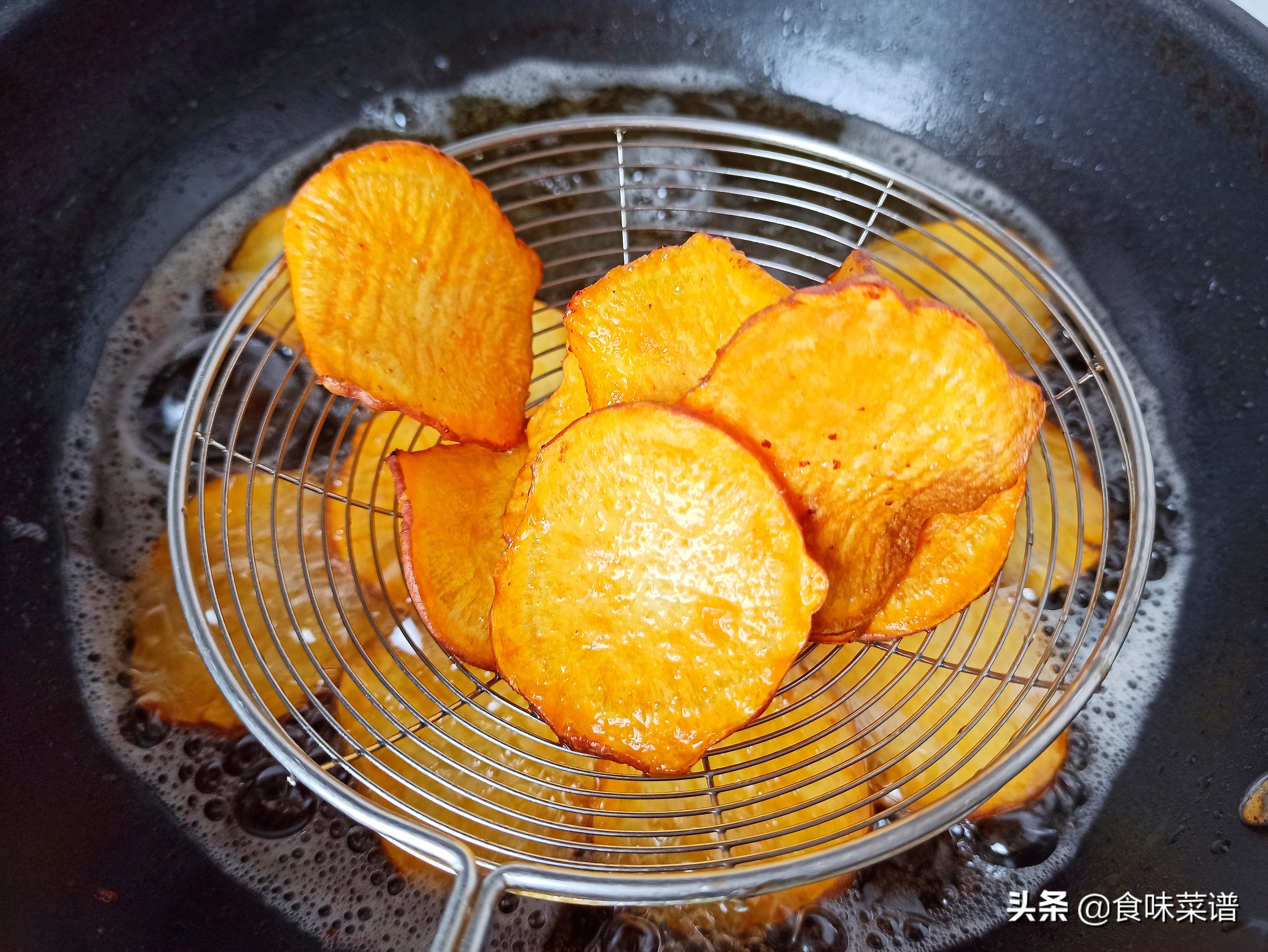 炸薯片的家常做法，3个红薯1把孜然，酥脆可口，做一大盆不够吃