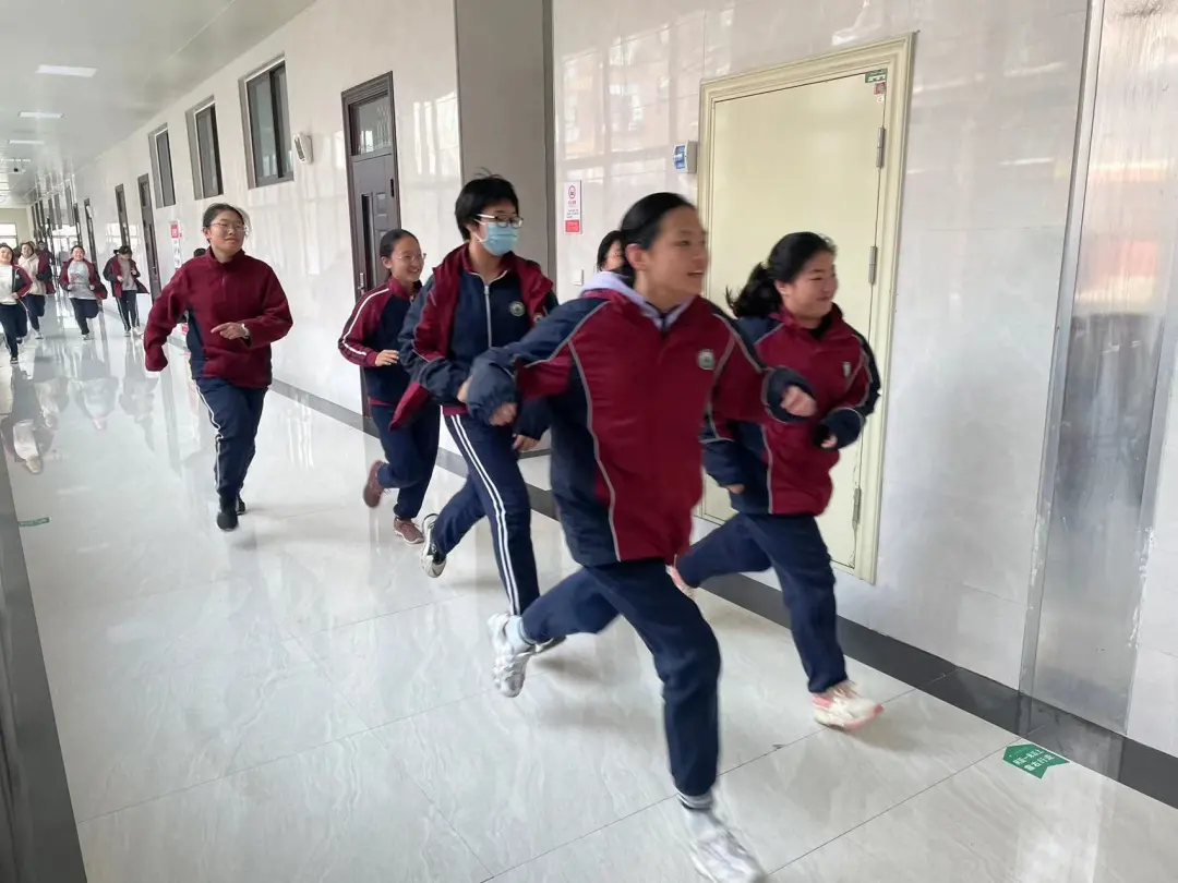 安全常抓不懈 演练警钟长鸣-郑州市郑东新区文苑学校在行动