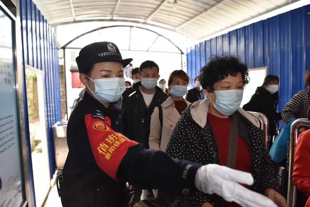 23年后，抱树女孩成为一名铁路女警！