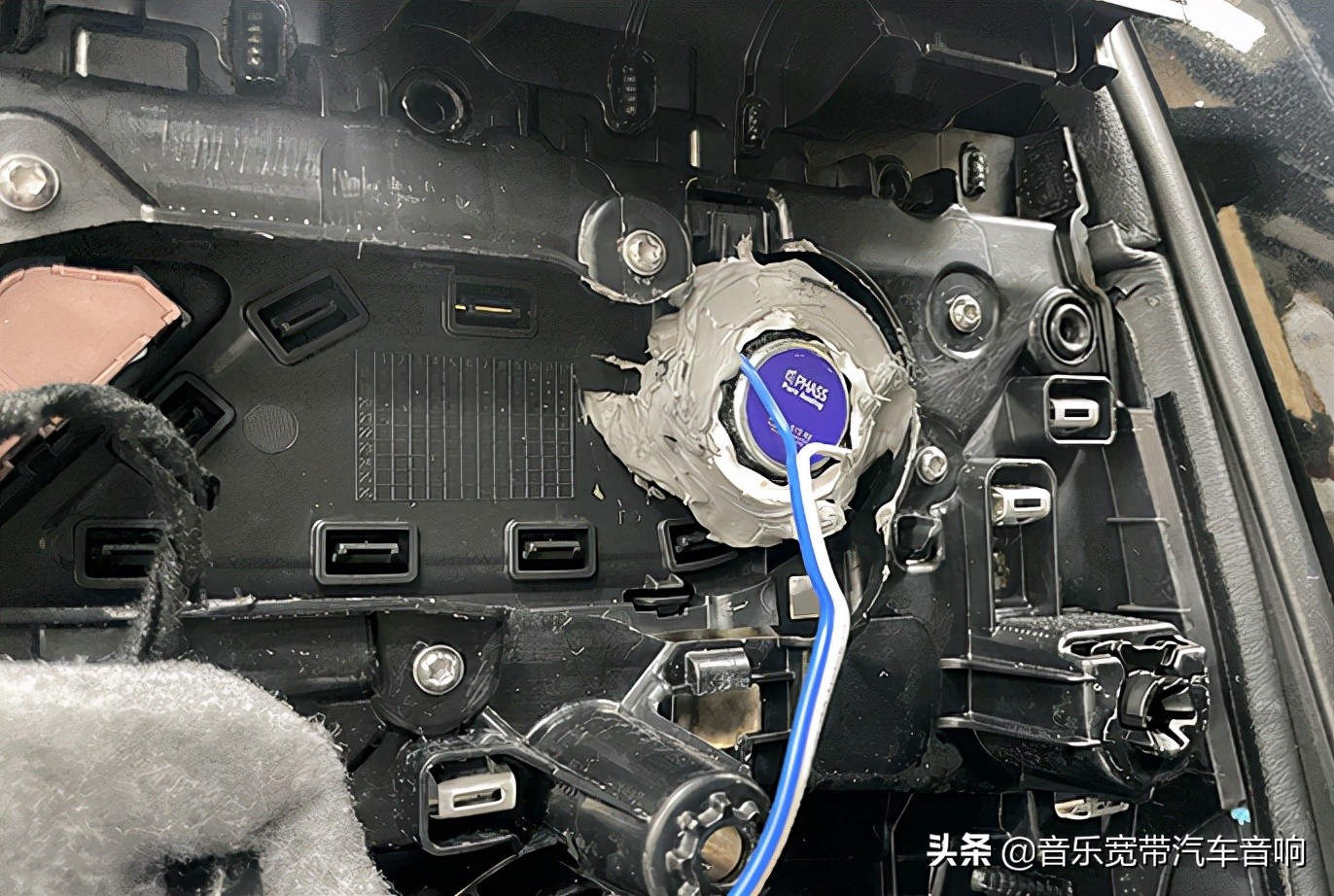 新款奥迪A6改装日本PHASS妃仕三分频 享受羊毛盘喇叭纯净的声音
