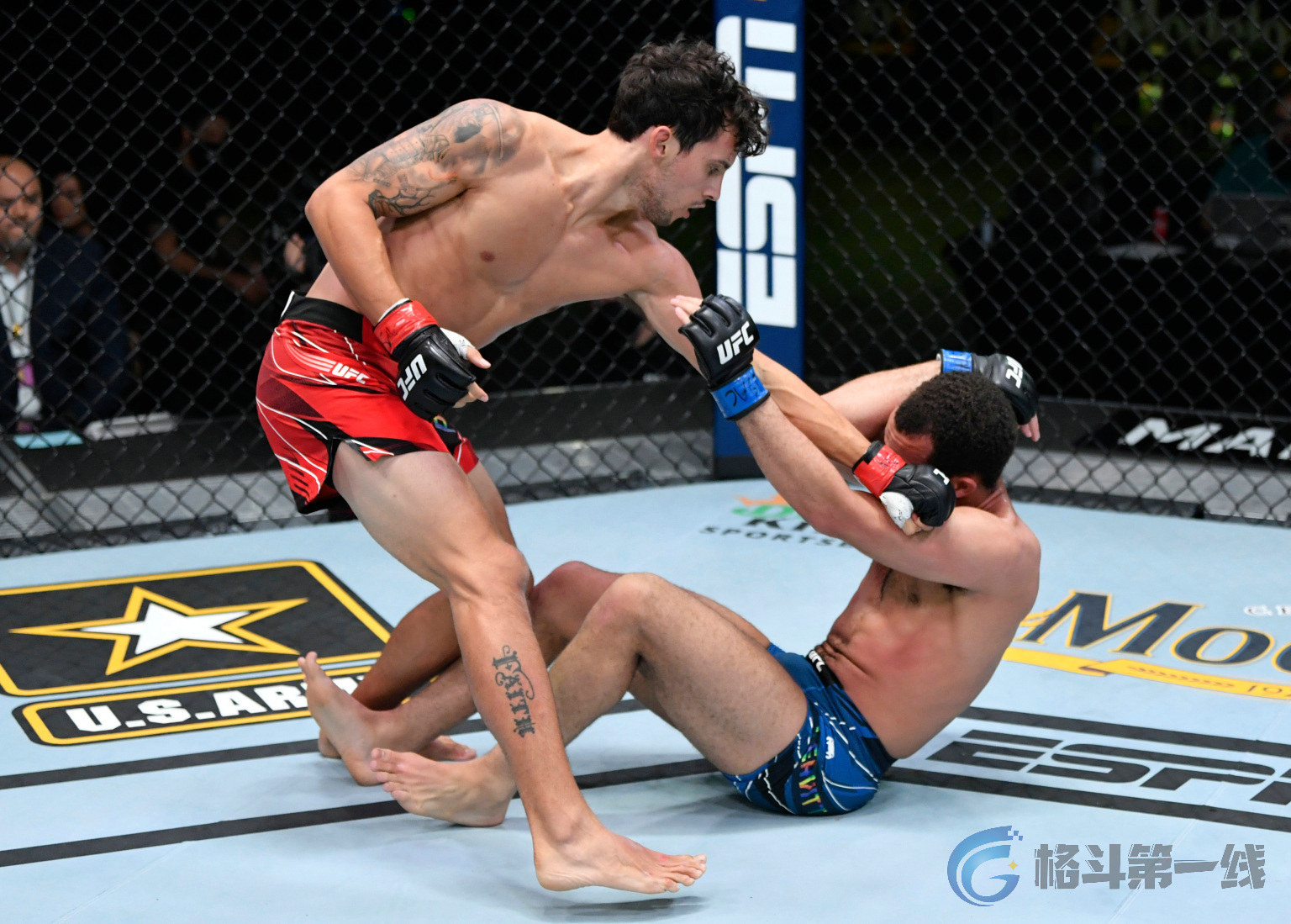 ufc189(UFC格斗之夜189综述：“苏里南大炮”首回合压哨TKO战胜萨凯)