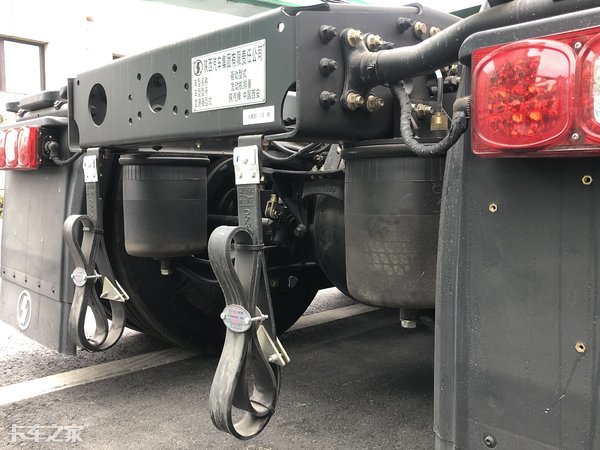 陕汽德龙X3000牵引车+新国标半挂车，这配置运输危化品够安全吗？