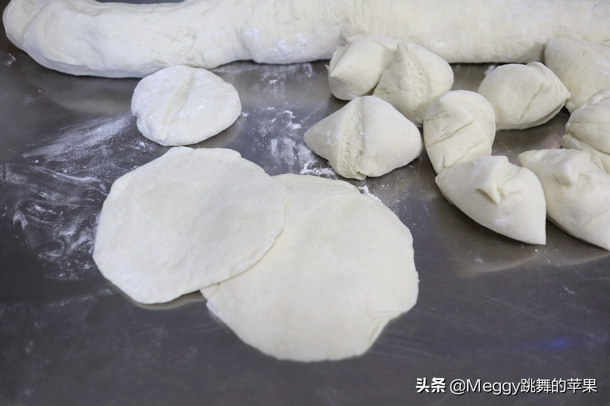 全家老少都爱的酱肉包子，酱香浓郁又暄软，左右手各2个吃撑了