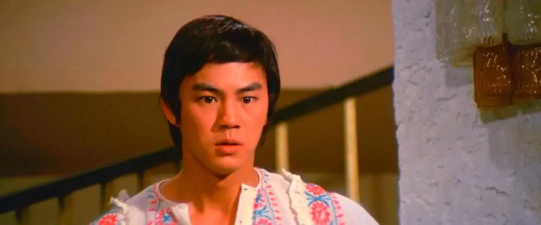 谁说狄龙只拍武侠片？这部重口味电影被誉为香港灵异片开山之作