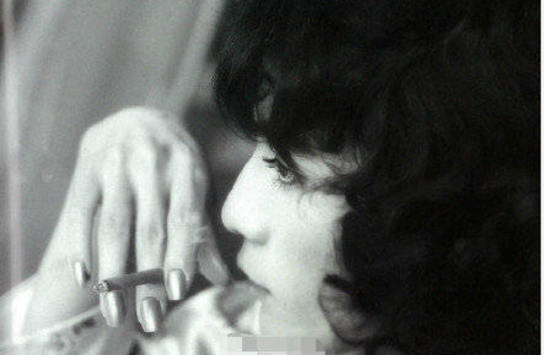 刘烨早期旧照认不出！长发穿旗袍显好身材，网友直呼风格太吓人