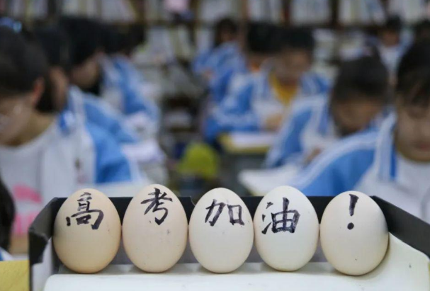高考“硬核标语”走红网络，既有趣还能激励学生，看后心潮澎湃