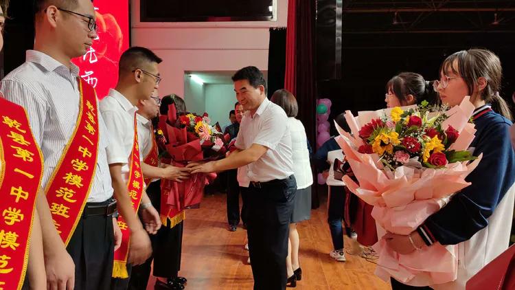 守望初心 最美绽放--乾县一中隆重庆祝第37个教师节