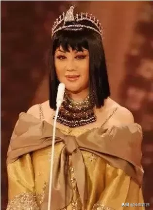她坐过牢,拍过三级级片,被美国总统接见,如今还宛如少女