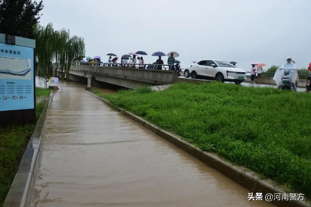 暴雨中的河南公安力量丨用忠诚筑起湛蓝堤坝——致敬奋战在抗洪救灾一线的勇士们