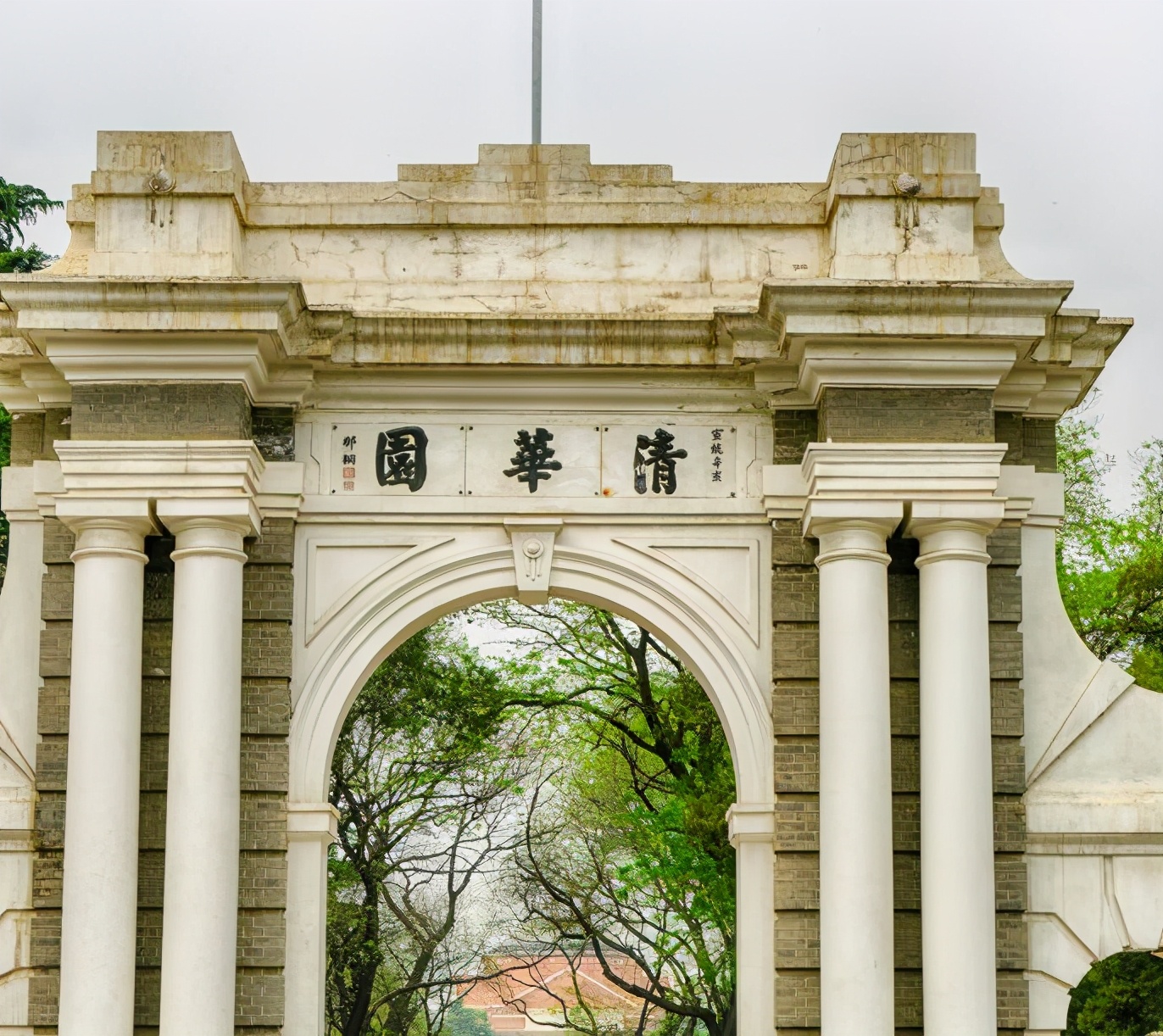 他高考以674分考上清华，采访中痛哭，父亲每天挑200担沙供他念书