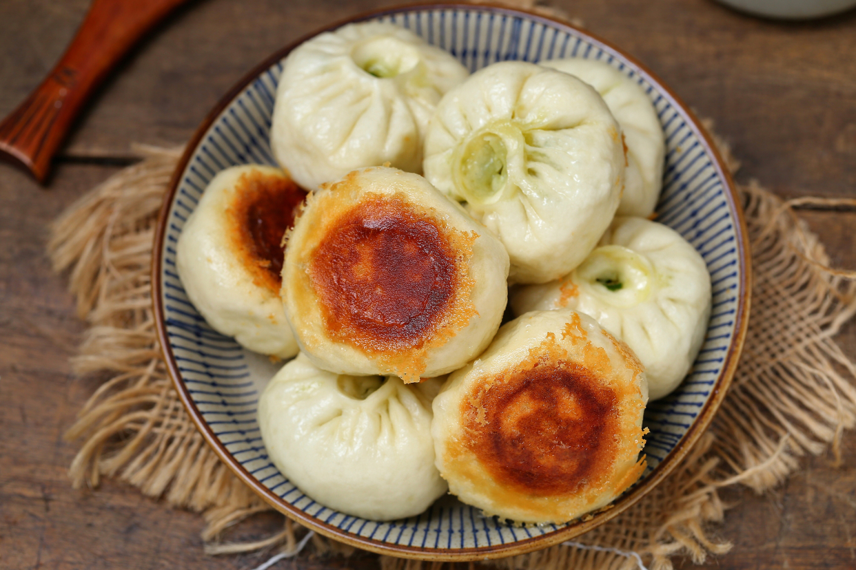 包子煎着吃，脆底鲜香咬一口冒汁儿，做法简单比外面卖得好吃多了