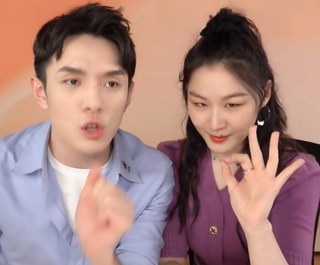 67李佳琦和金靖直播唱双簧推零食,没忍住剁手5款,我吃到嘴巴酸