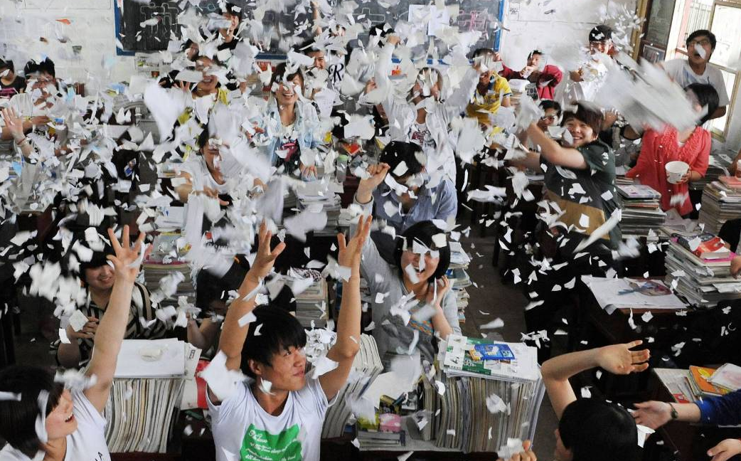 高考前一天学生在做啥？“淡定自若”是学霸，焦虑难安是学渣