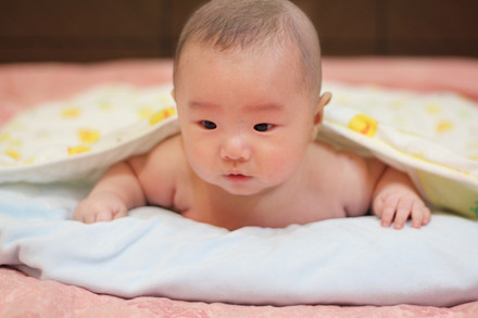 婴儿多久抬头（宝宝抬头这个动作）