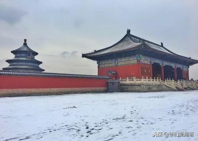 红墙，白雪，琉璃瓦，大雪压青松