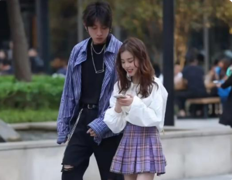 大学生儿子带女友回家，晚上同居引母亲不满：肯定不是好女孩