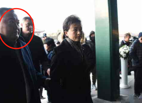 杨澜24岁儿子照片曝光，长相清秀不像爸爸，与人交谈母亲眼神紧跟