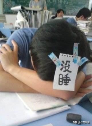 学生上课睡觉玩手机，老师管不管？管了下场凄凉，不管了失职