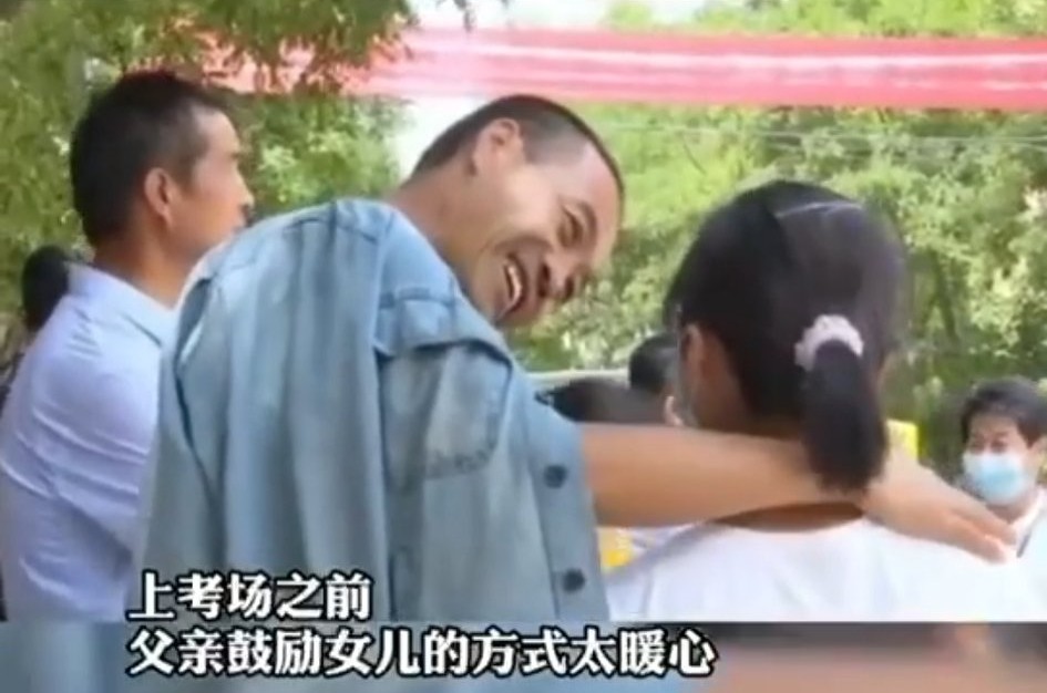 高考｜考场外陪考的父母，是一道令人动容泪目的风景线