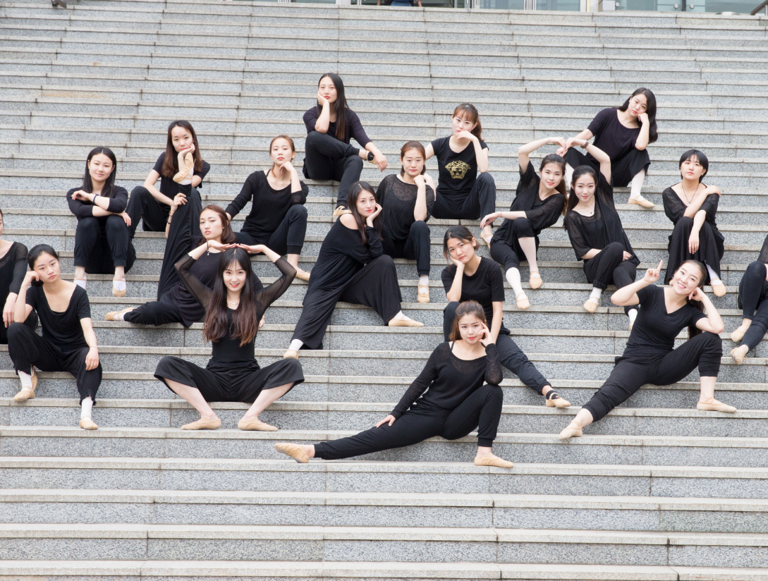 今年四川​第一封录取通知书到了，大学生的生活费层次表引争议