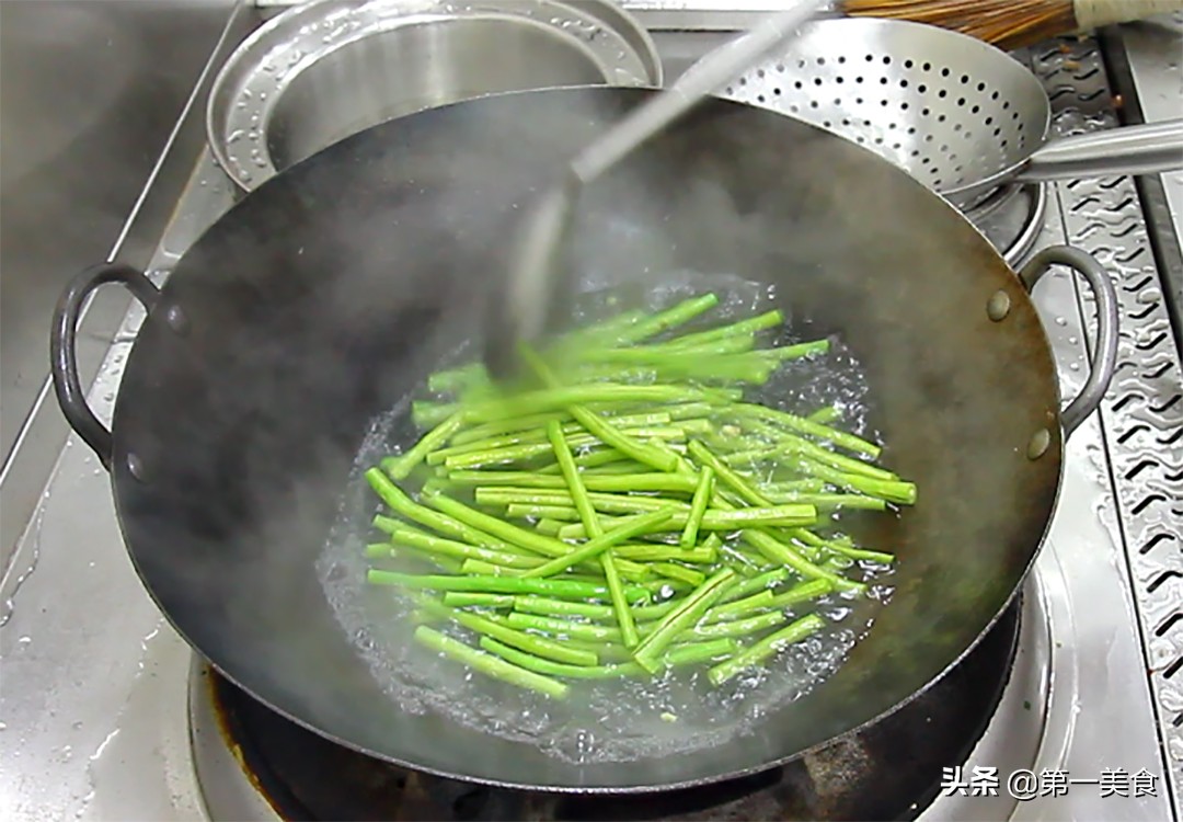 长豆角怎么炒好吃（分享一道美极长豆角的家常做法）