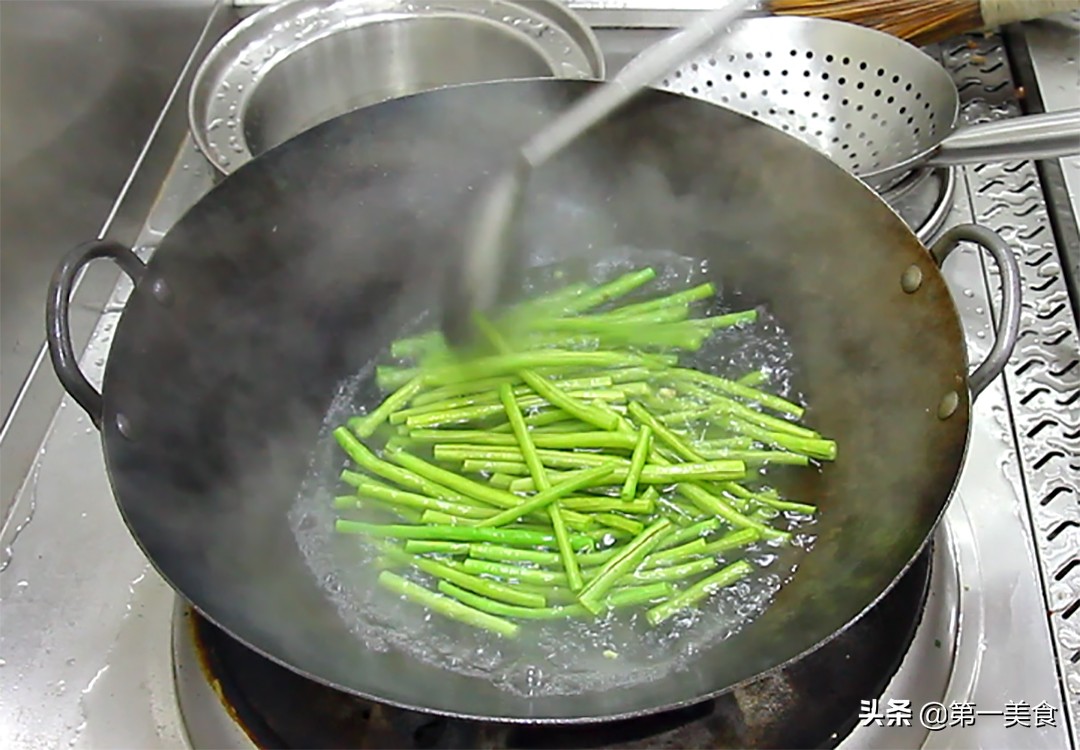 厨师长炒的长豆角一周都吃不腻，脆嫩入味又下饭，学会自己在家做