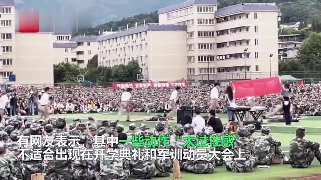大一学生军训，学姐穿白色吊带跳性感舞，网友评论让人很担忧
