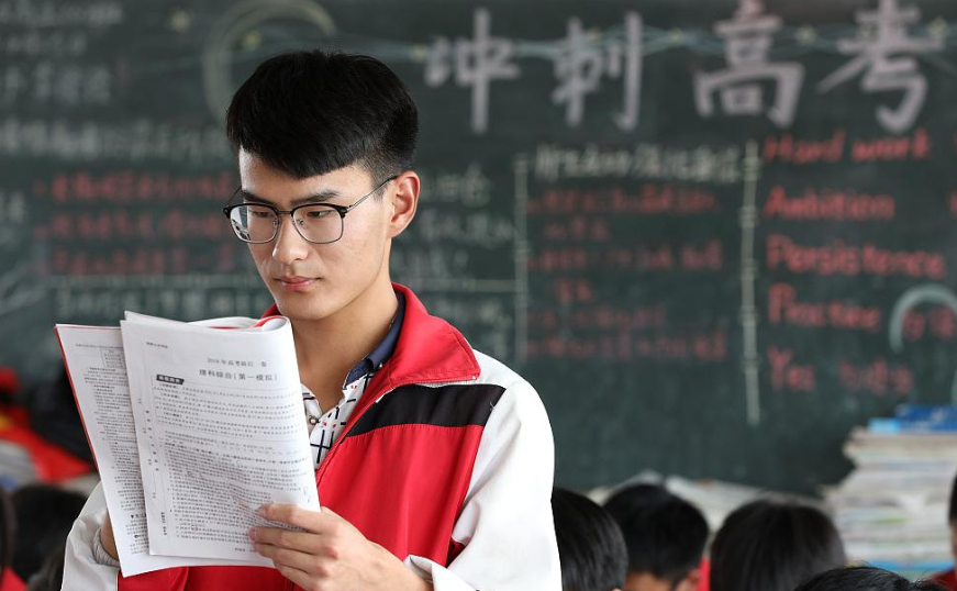 44年前的“高考试卷”走红，初中生直言太简单，高中生看后笑了