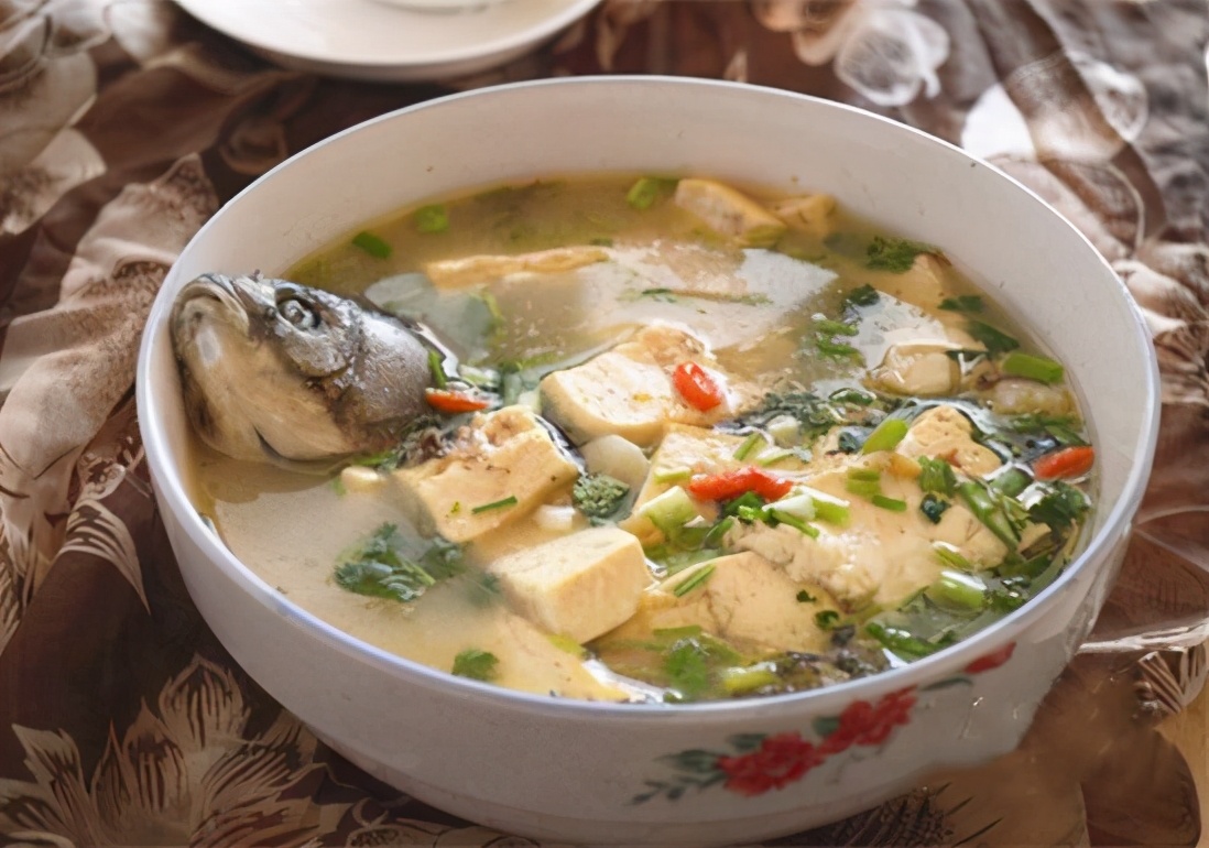 原来鲤鱼豆腐汤是这样做的,简单4步,味道鲜美,腥味全无