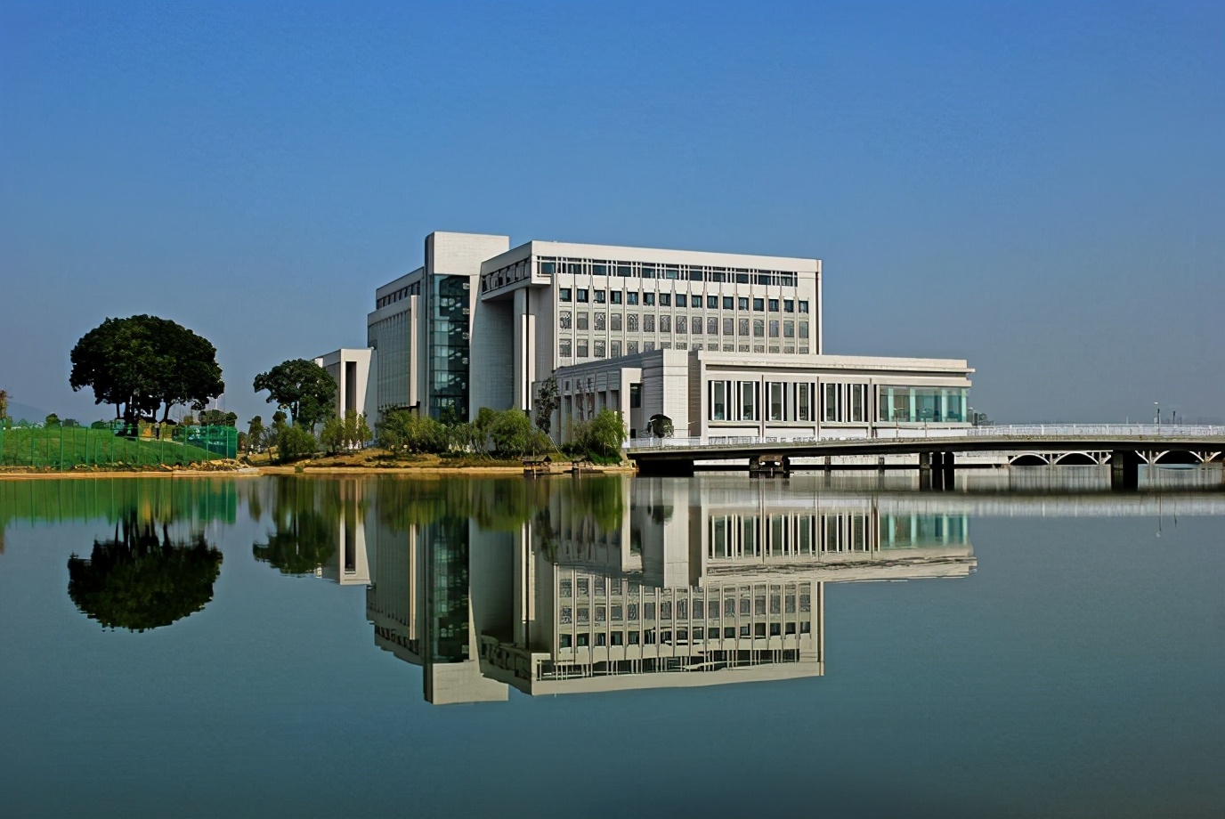 湖南1所很“心酸”的985高校，录取分数线再降低，却还是无人问津