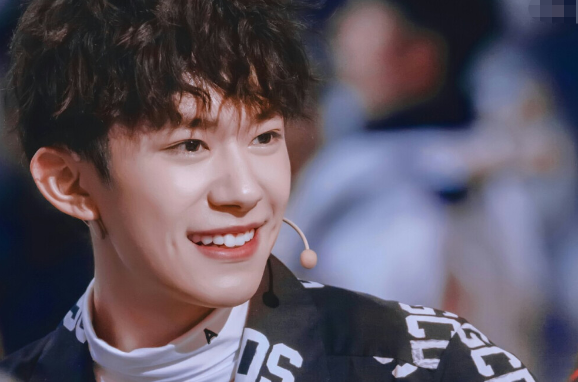 易烊千玺偏科严重，数学100分，网友看到英语成绩：体育老师教的